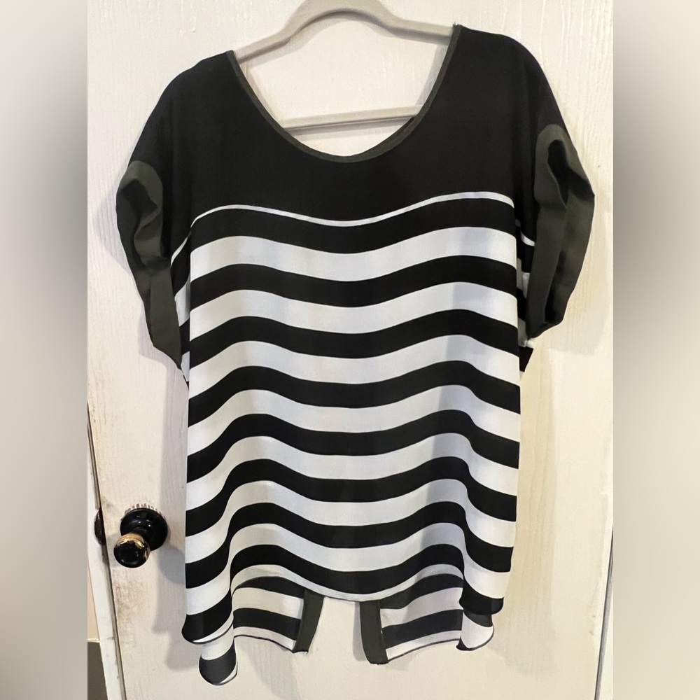 2XL very cute top. Sheer material with a spilt button back.